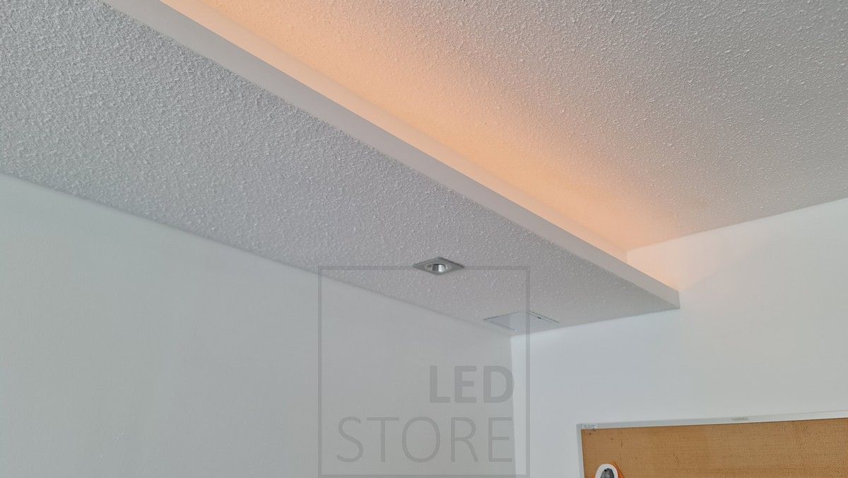 Huoneen reunoille tehty alaslaskettu hylly jossa led nauha valaisee epäsuorasti. Hyllyyn myös upotettu alasvaloiksi Kiinteä Kantti spotit harjatun alumiinin värisinä. Ledstore.fi